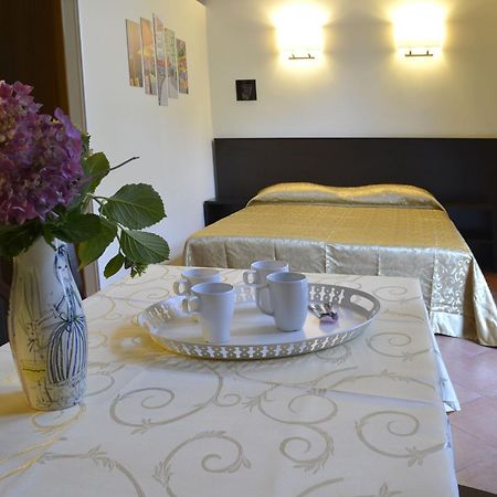 Gemelli Holidays -2 Easy Lofts, Groundfloor With Courtyard, Mezzanine Bedroom, Baby & Pet Friendly, Near Monte Mario Station Connecting To Center In 20 Minutes, 2 Steps From Bus, Groceries, Restaurants, Park, Cycle Path - Warm Guest Care In 4 Languag Extérieur photo