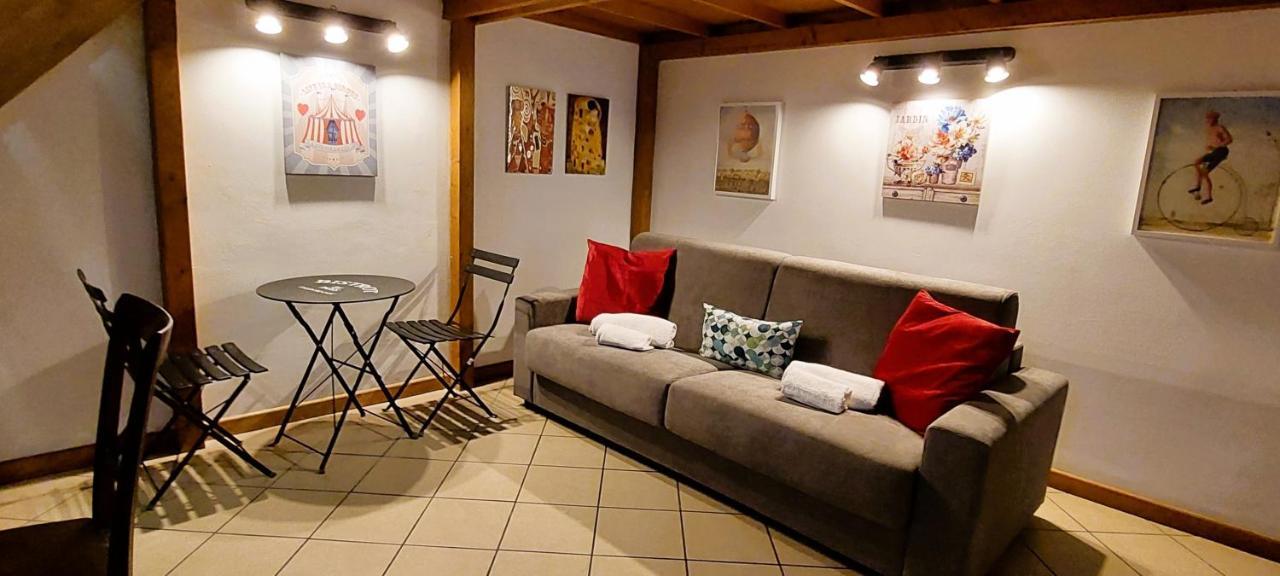 Gemelli Holidays -2 Easy Lofts, Groundfloor With Courtyard, Mezzanine Bedroom, Baby & Pet Friendly, Near Monte Mario Station Connecting To Center In 20 Minutes, 2 Steps From Bus, Groceries, Restaurants, Park, Cycle Path - Warm Guest Care In 4 Languag Extérieur photo