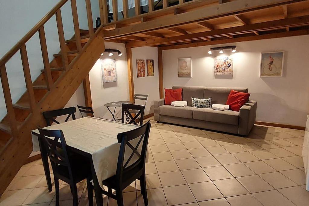 Gemelli Holidays -2 Easy Lofts, Groundfloor With Courtyard, Mezzanine Bedroom, Baby & Pet Friendly, Near Monte Mario Station Connecting To Center In 20 Minutes, 2 Steps From Bus, Groceries, Restaurants, Park, Cycle Path - Warm Guest Care In 4 Languag Extérieur photo