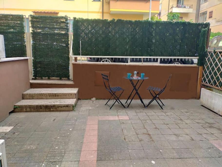 Gemelli Holidays -2 Easy Lofts, Groundfloor With Courtyard, Mezzanine Bedroom, Baby & Pet Friendly, Near Monte Mario Station Connecting To Center In 20 Minutes, 2 Steps From Bus, Groceries, Restaurants, Park, Cycle Path - Warm Guest Care In 4 Languag Extérieur photo