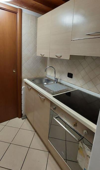 Gemelli Holidays -2 Easy Lofts, Groundfloor With Courtyard, Mezzanine Bedroom, Baby & Pet Friendly, Near Monte Mario Station Connecting To Center In 20 Minutes, 2 Steps From Bus, Groceries, Restaurants, Park, Cycle Path - Warm Guest Care In 4 Languag Extérieur photo