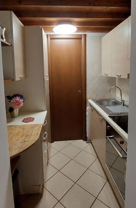 Gemelli Holidays -2 Easy Lofts, Groundfloor With Courtyard, Mezzanine Bedroom, Baby & Pet Friendly, Near Monte Mario Station Connecting To Center In 20 Minutes, 2 Steps From Bus, Groceries, Restaurants, Park, Cycle Path - Warm Guest Care In 4 Languag Extérieur photo