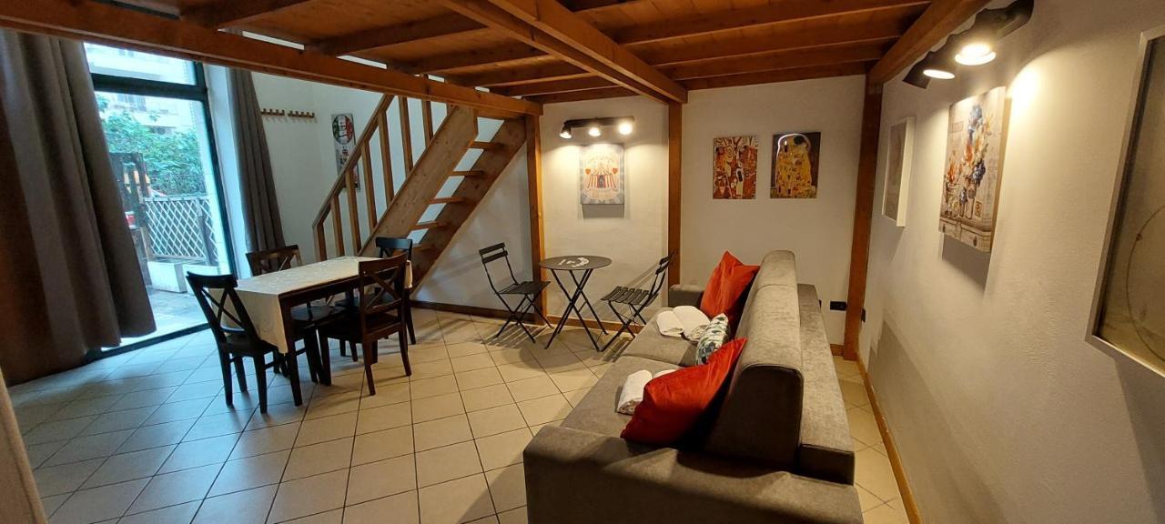 Gemelli Holidays -2 Easy Lofts, Groundfloor With Courtyard, Mezzanine Bedroom, Baby & Pet Friendly, Near Monte Mario Station Connecting To Center In 20 Minutes, 2 Steps From Bus, Groceries, Restaurants, Park, Cycle Path - Warm Guest Care In 4 Languag Extérieur photo