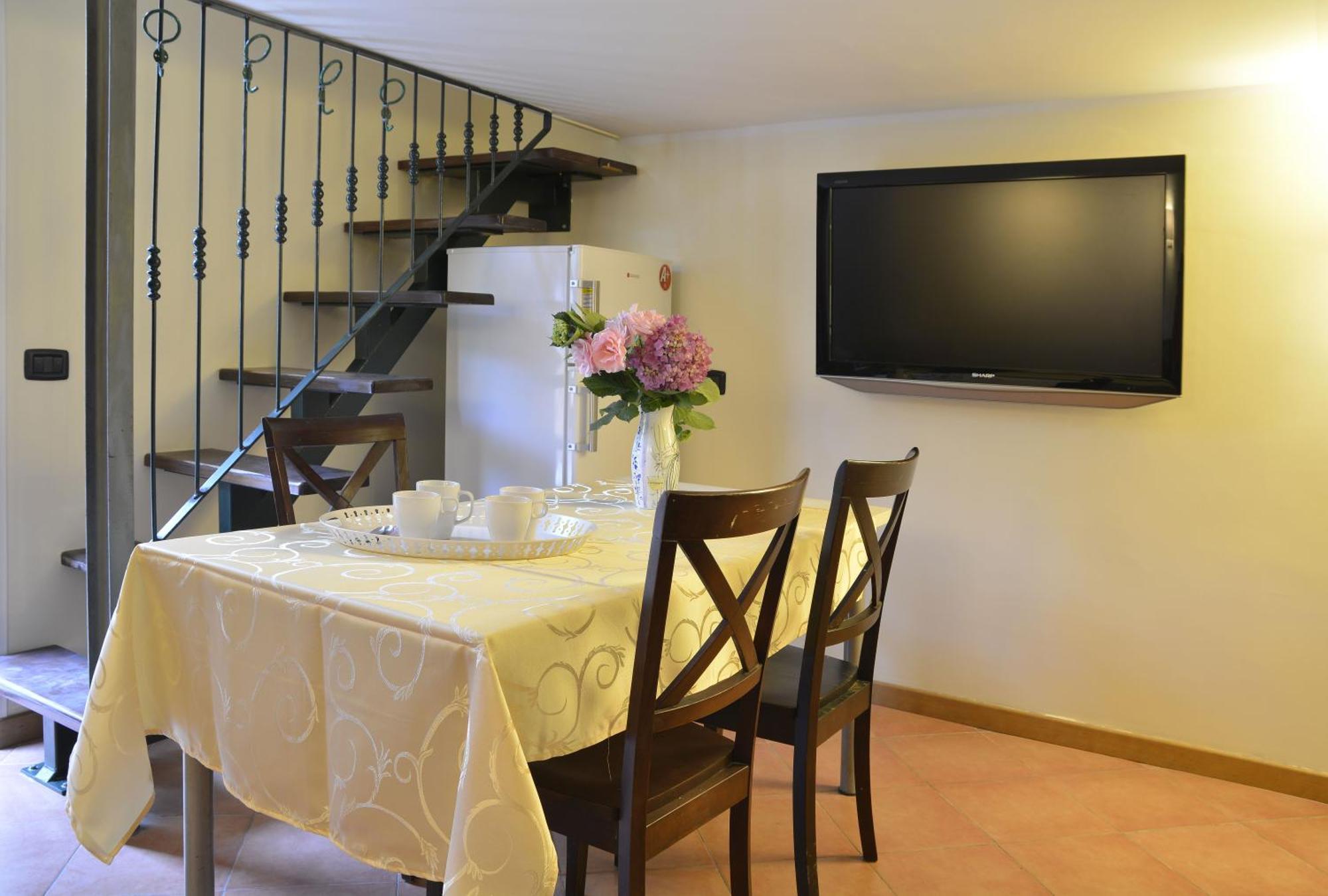 Gemelli Holidays -2 Easy Lofts, Groundfloor With Courtyard, Mezzanine Bedroom, Baby & Pet Friendly, Near Monte Mario Station Connecting To Center In 20 Minutes, 2 Steps From Bus, Groceries, Restaurants, Park, Cycle Path - Warm Guest Care In 4 Languag Extérieur photo