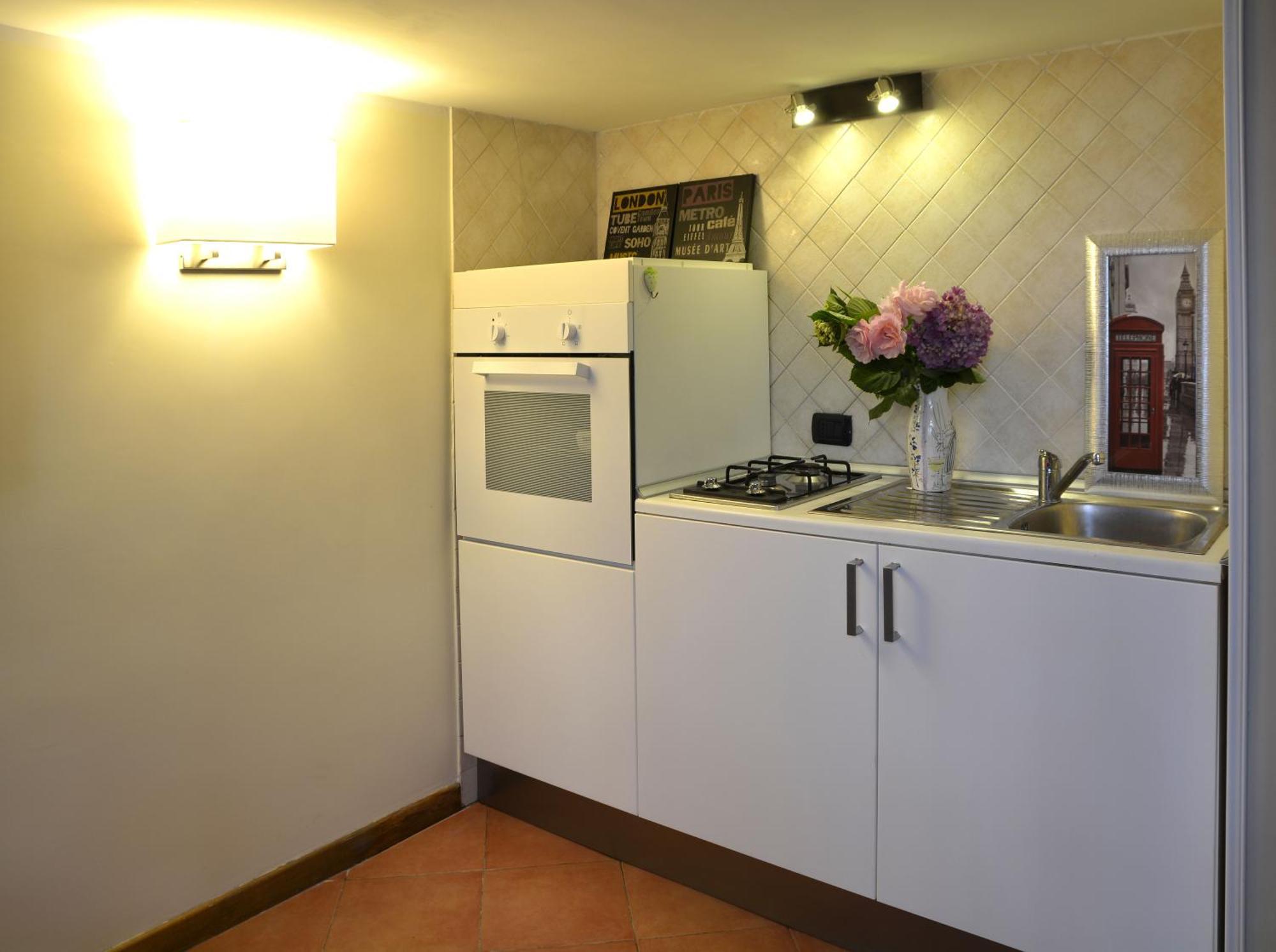 Gemelli Holidays -2 Easy Lofts, Groundfloor With Courtyard, Mezzanine Bedroom, Baby & Pet Friendly, Near Monte Mario Station Connecting To Center In 20 Minutes, 2 Steps From Bus, Groceries, Restaurants, Park, Cycle Path - Warm Guest Care In 4 Languag Extérieur photo